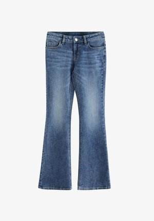 Kék farmernadrág enyhén bővülő szárakkal, elhalványult combrész elöl, gombos záródással, elöl és hátul zsebekkel, fehér háttéren laposan elhelyezve.