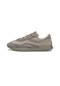 Sneaker in suede grigio chiaro con dettagli testurizzati, design con lacci e suola in gomma. Presenta motivi a linee curve e un colletto imbottito.