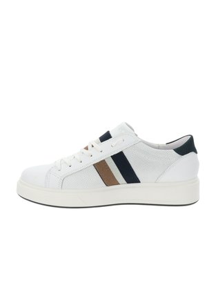 Sneaker bianco con tomaia in mesh, punta rotonda e suola piatta. Decorato con strisce marroni e blu sui lati. Accentazione nera sul tallone.