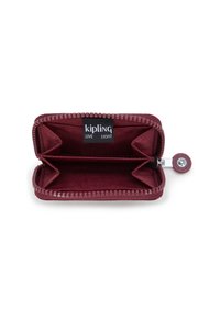 Piccolo portafoglio borgogna con zip realizzato in tessuto, dotato di due scomparti e del logo Kipling. La zip ha un tirante rotondo.
