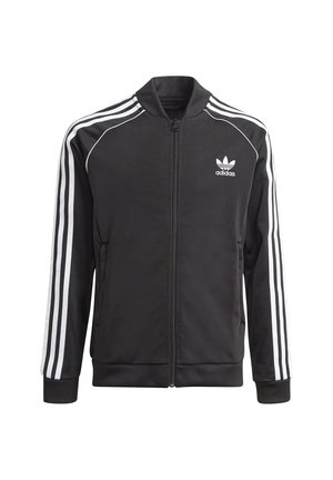 Zwarte Adidas trainingsjas met witte strepen op de mouwen en Adidas-logo op de linkerborst, ritssluiting aan de voorkant en geribbelde manchetten en kraag.