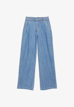 Pantaloni di jeans azzurri a gamba larga con passanti per cintura, zip frontale, chiusura con bottone e tasche laterali, distesi su uno sfondo bianco.