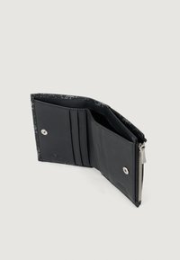 Cartera negra de cuero, con múltiples ranuras para tarjetas, cierre de botón a presión y un compartimento con cremallera a lo largo del borde.