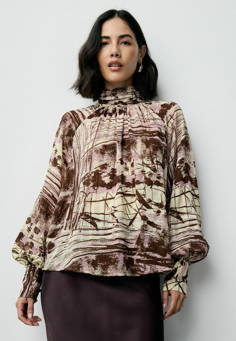 Bruine en roze gebloemde blouse met een hoge hals, geplooide details en lange ballonmouwen. Gemaakt van lichtgewicht stof met een soepele textuur.
