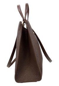Borsa a spalla in pelle marrone con superficie testurizzata, doppio manico e base ampia. Presenta una forma strutturata e pochi accessori hardware.