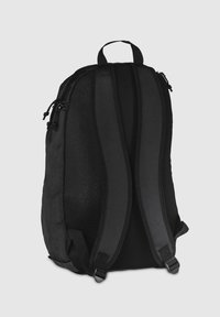 Sac à dos noir avec un dos rembourré en mesh, des bretelles ajustables et des fermetures éclair. Il possède un design épuré et une texture de tissu durable.