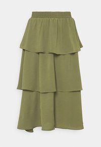 Gonna lunga a strati verde oliva con vita elastica. Presenta tre strati arricciati e una texture liscia. Orlo a terra con una leggera curvatura.