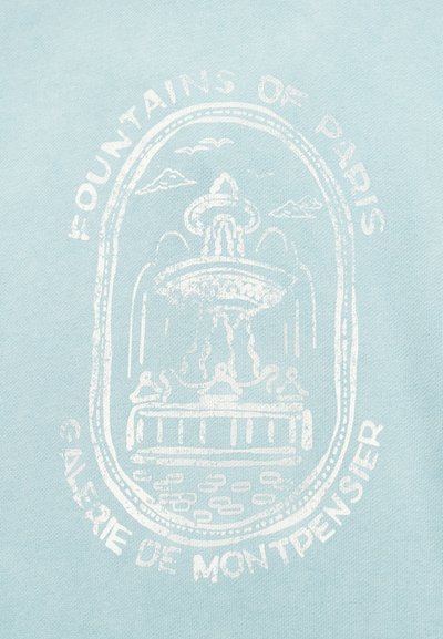 Λευκό σχέδιο γραμμής ενός διακοσμητικού σιντριβανιού με πουλιά και σύννεφα, περιβαλλόμενο από κείμενο που γράφει «Fountains of Paris Galerie de Montpensier» σε ανοιχτό μπλε φόντο.