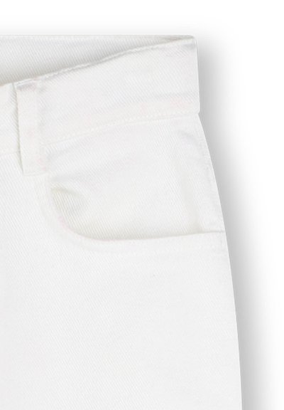 Witte denim jeans met een rechte pasvorm. Heeft een tailleband, gestikte zakken en een gladde textuur. Schoon ontwerp zonder zichtbare hardware.