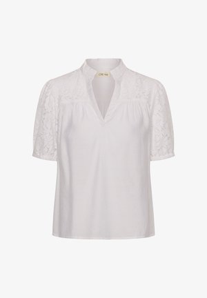 Blusa blanca con mangas cortas de encaje texturizado, escote en V y ajuste relajado. Tejido liso con un brillo sutil y detalles mínimos.