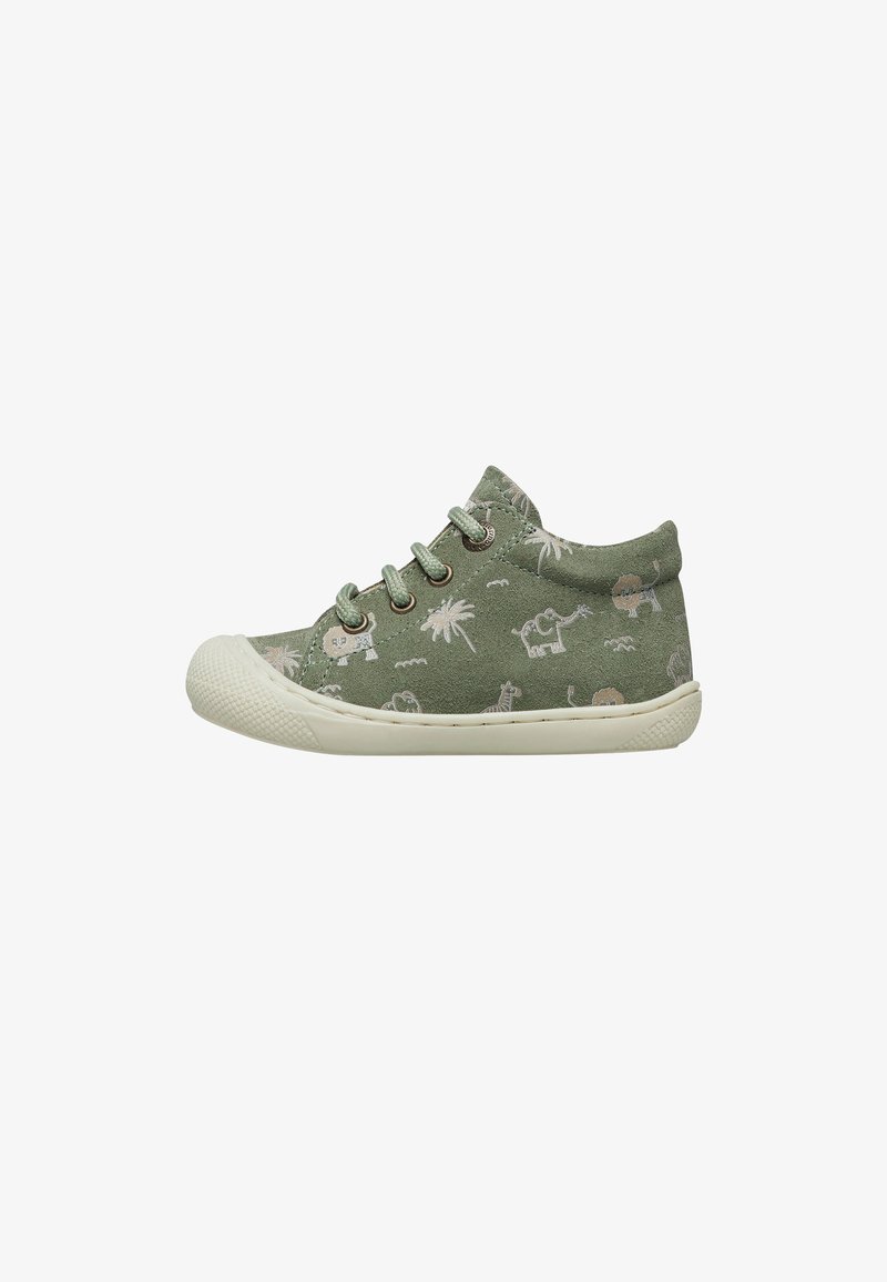Chaussure en daim vert avec des motifs d'animaux ludiques, semelle en caoutchouc blanche, bout rond, design low top, et fermeture à lacets avec des lacets verts.