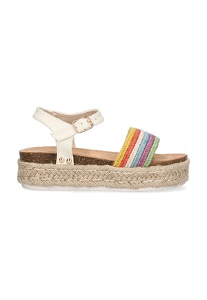 Sandalia espadrille de piel blanca con plataforma de yute trenzado, que presenta una tira tejida multicolor en rojo, amarillo, verde y azul.