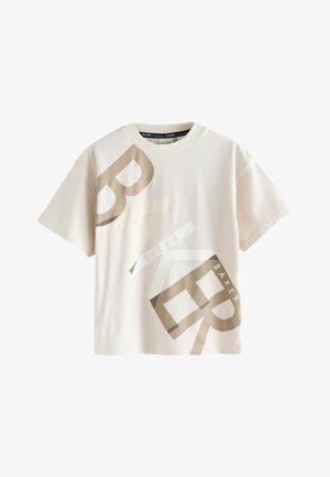 T-shirt beige a maniche corte con grandi lettere marroni "B" e "R" e testo più piccolo "BAKER" stampato diagonalmente sul davanti.