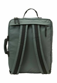 Quadratischer, dunkelgrüner Rucksack mit gepolsterten Schultergurten, oberen und seitlichen Griffen sowie zwei Reißverschlusszügen auf einem weißen Hintergrund.