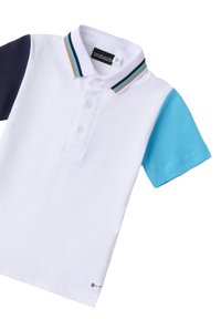 Polo bianco a maniche corte. Manica sinistra blu scuro, manica destra azzurro chiaro. Il colletto ha strisce nere, marroni e blu. Tre bottoni davanti.