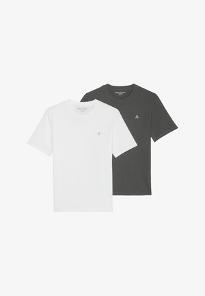 Due magliette a manica corta con collo a giro, una bianca e una grigia scura. Entrambe presentano un piccolo logo ricamato sul lato sinistro del petto. Tessuto in cotone morbido.