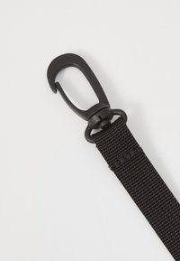 Fekete nylon heveder műanyag klipszes horoggal. A heveder textúrált szövéssel rendelkezik, és egy fekete kör alakú csatlakozóhoz van rögzítve.