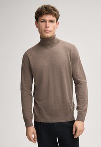 Brauner Rollkragenpullover aus weichem Stoff, mit langen Ärmeln und geripptem Saum. Das Material hat eine glatte, leichte Textur.