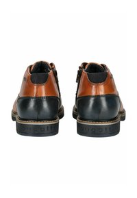 Hnědé a černé kožené boty s hladkým povrchem, s zipy a texturovanou podrážkou s embosovaným nápisem "bugatti".