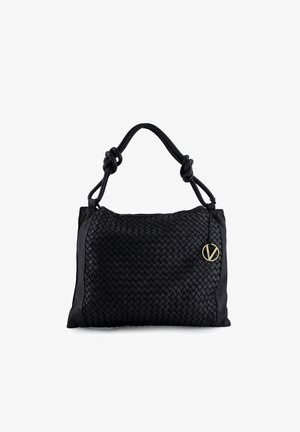 Schwarze gewebte Lederhandtasche mit einer glatten Seitenblende, geknotetem Griff und einem goldenen Emblemakzent. Weiche Textur und rechteckige Form.