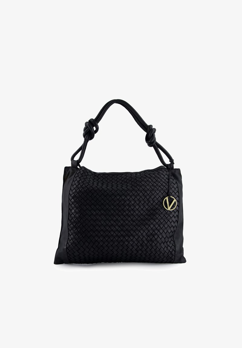 Czarna pleciona skórzana torebka z gładkim panelem bocznym, uchwytem z supełkiem oraz złotym emblematem. Miękka faktura i prostokątny kształt.