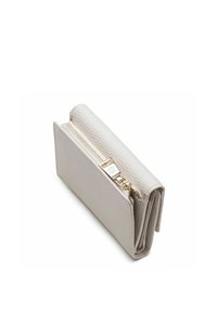 Cartera de cuero gris claro con una superficie texturizada, que presenta una cremallera dorada y un diseño compacto y plegado. Detalle de hardware notable en la cremallera.