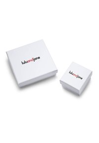 Dos cajas blancas cuadradas, una más grande y otra más pequeña, ambas con el logo "luluandjane" impreso en negro con un acento rojo.