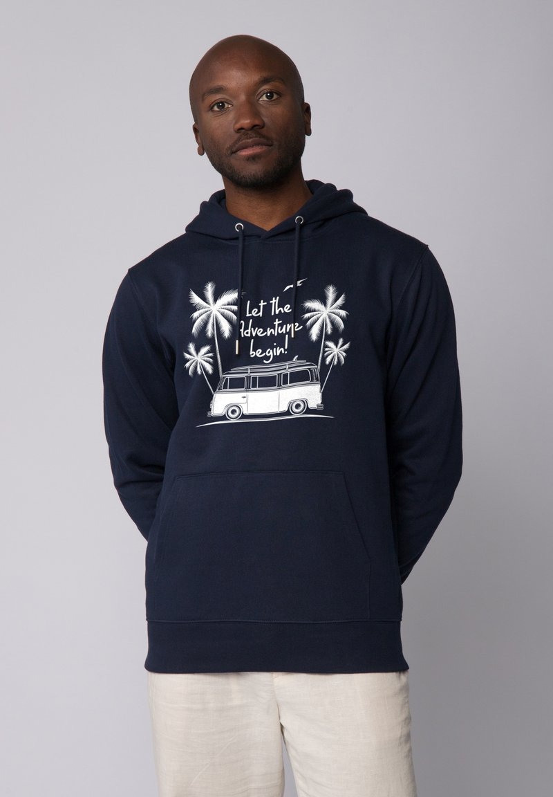 Marine hoodie gemaakt van een katoenmix, met een voorzak, trekkoordcapuchon en een witte afbeelding van een vintage bus met palmbomen en tekst.
