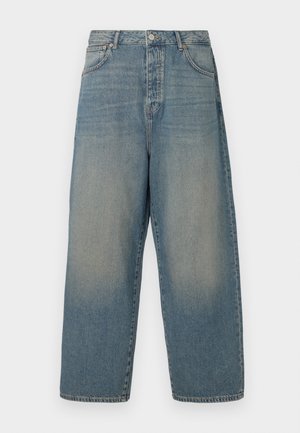 Calças de ganga de perna larga em azul claro, com alta cintura, quatro bolsos e costura em contraste. Textura suave com um acabamento desbotado.