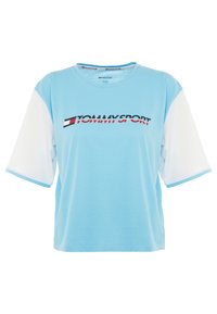 Světle modré tričko s krátkým rukávem a bílými rukávy. Na hrudi se nachází logo "TOMMYSPORT" v tučném červeném, modrém a černém písmu.