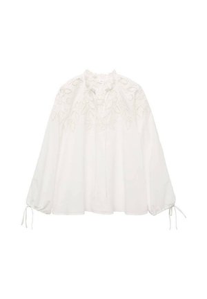 Witte blouse met bloemborduursel op de schouders, losse pasvorm, lange mouwen met striksluiting en een ruchehals. Zachte stoftextuur.