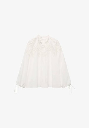 Weiße Bluse mit floralem Stickerei an den Schultern, lockere Passform, lange Ärmel mit Bindebändern und einem Rüschenausschnitt. Glatte Stofftextur.