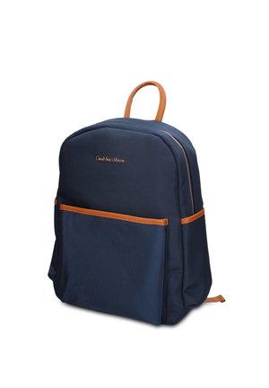 Sac à dos bleu marine avec poignée, bordures et accents de fermeture éclair en cuir camel, avec une poche avant et un logo doré sur le panneau avant supérieur.