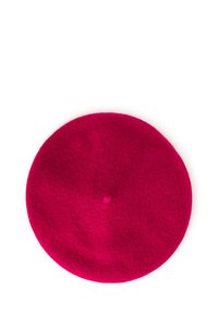 Berretto di lana rosso brillante con un piccolo gambo al centro, presentato piatto su uno sfondo bianco.
