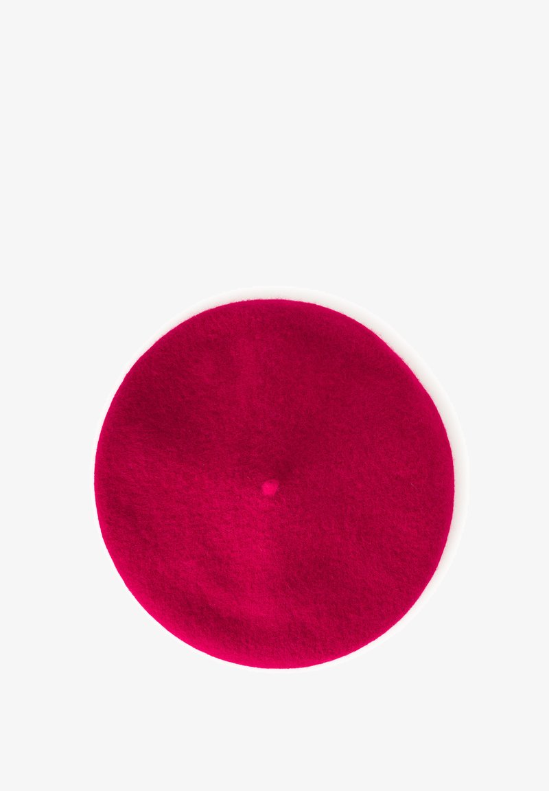 Jasně červená vlněná bareta s malým stonkem uprostřed, vystavená naplocho na bílém pozadí.