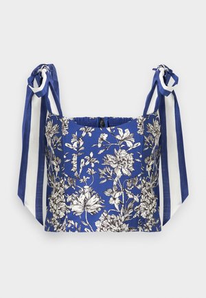 Blaues Blumen-Crop-Top mit weißen und schwarzen detaillierten Blumen, ausgestattet mit breiten Schulterbändern in blau-weißen Streifen.