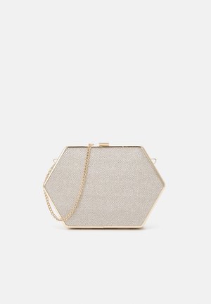 Hexagonformet clutch taske i lysebeige stof med metalisk guld hardware og en kædestrop. Tekstureret overflade med lukning, der sikrer indholdet.