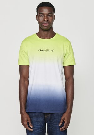 Kortærmet t-shirt i gradientfarver: lys grøn til hvid til marineblå. Har et logo på brystet. Lavet af blødt bomuldsstof.