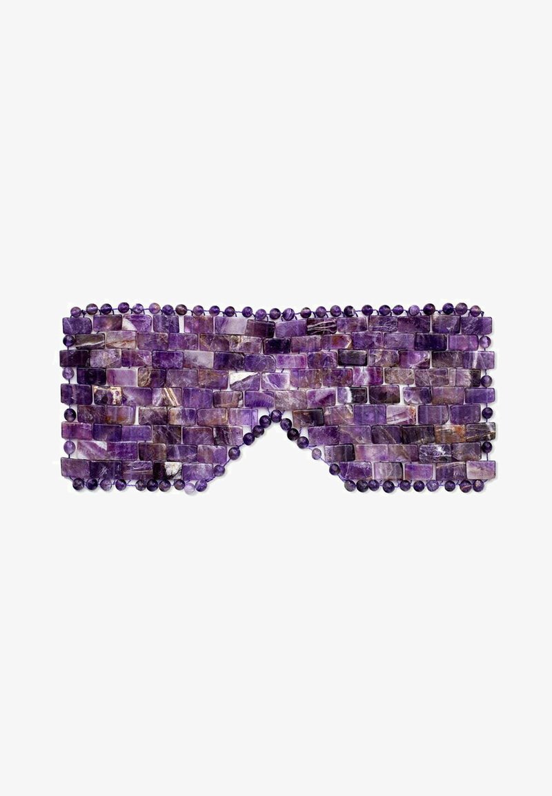Masque de sommeil en cristal violet composé de pièces rectangulaires, orné de perles arrondies le long des bords. Présente des nuances variées de violet.