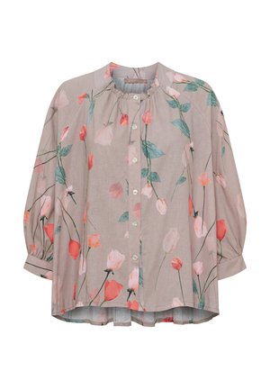 Lyserød bluse med lange pufærmer, knapper foran, samlet halsudskæring og et blomsterprint med grønne blade og ferskenfarvede blomster.