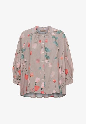 Lyserød bluse med lange pufærmer, knapper foran, samlet halsudskæring og et blomsterprint med grønne blade og ferskenfarvede blomster.