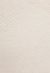Licht beige rekbare stof met een gladde textuur, met subtiele ribbels door de hele stof. Geschikt voor verschillende kledingtoepassingen.