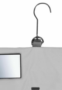 Organizzatore in tessuto grigio con specchio rettangolare e ganci in metallo per appendere. Include una cinghia con dettaglio ad anello circolare.