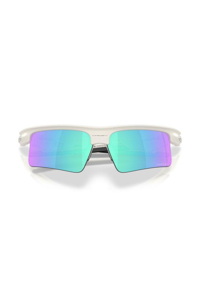 Gafas de sol deportivas con montura blanca y lentes rectangulares con espejo en tonos azul-verde-púrpura, mostradas sobre un fondo blanco liso.