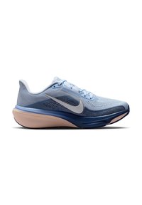 Ανοιχτό μπλε παπούτσι Nike για τρέξιμο με λευκό λογότυπο swoosh, διαπνέον πάνω μέρος από δίχτυ και παχύ μπεζ και ναυτικό πέλμα.