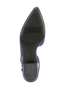 Paarse hoge hak schoen met een spitse neus, bovenwerk van textuurstof, en een synthetische zwarte zool met een ribbelpatroon voor grip.