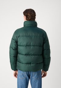 Calvin Klein HOODED QUILT PUFFER - Zimná bunda - midnight forest