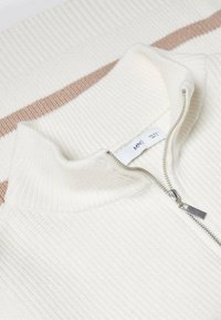 Weißer, gerippter Reißverschluss-Pullover mit hohem Kragen und einem einzelnen hellbraunen Streifen über der Brust, mit silberner Reißverschlussbeschlägen.