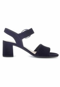 Sandales à talons en suède bleu marine avec bout ouvert, larges brides et talon carré. Dotées d'une bride de cheville avec un accent métallique circulaire.