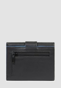 Portafoglio in pelle nera con una tasca con cerniera e una sezione piatta, caratterizzato da un accento blu a contrasto lungo il bordo superiore. Texture liscia.